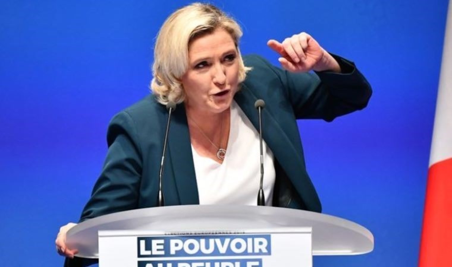 Fransa’da anketler ‘aşırı sağ’ diyor