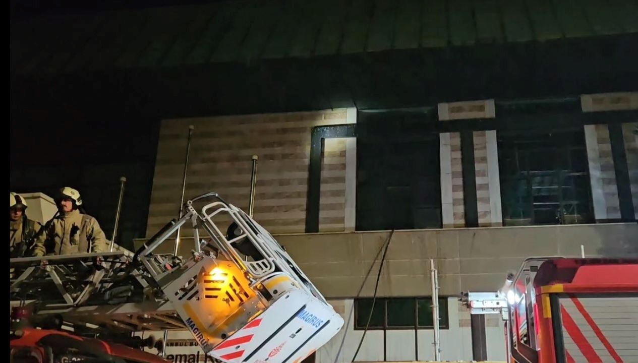 cemal resit rey konser salonunda yangin panigi 5ZGhHAGM