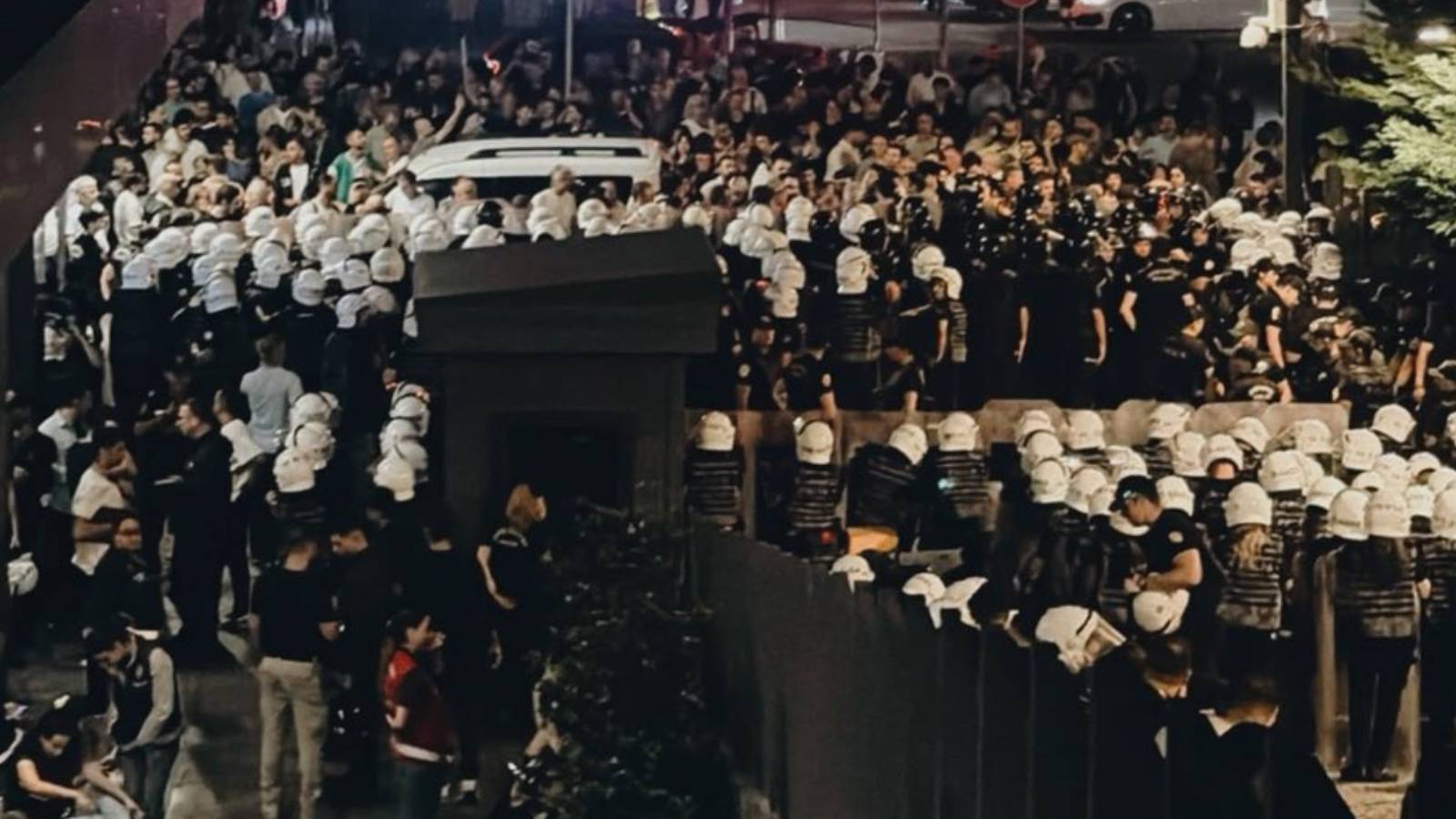 dem saadet demokrat parti ve tipten tepki sahte demokrat akpnin riyakarliginin butun ciplakligiyla ifsa oldugu bir geceyi yasiyoruz MJZsINsy