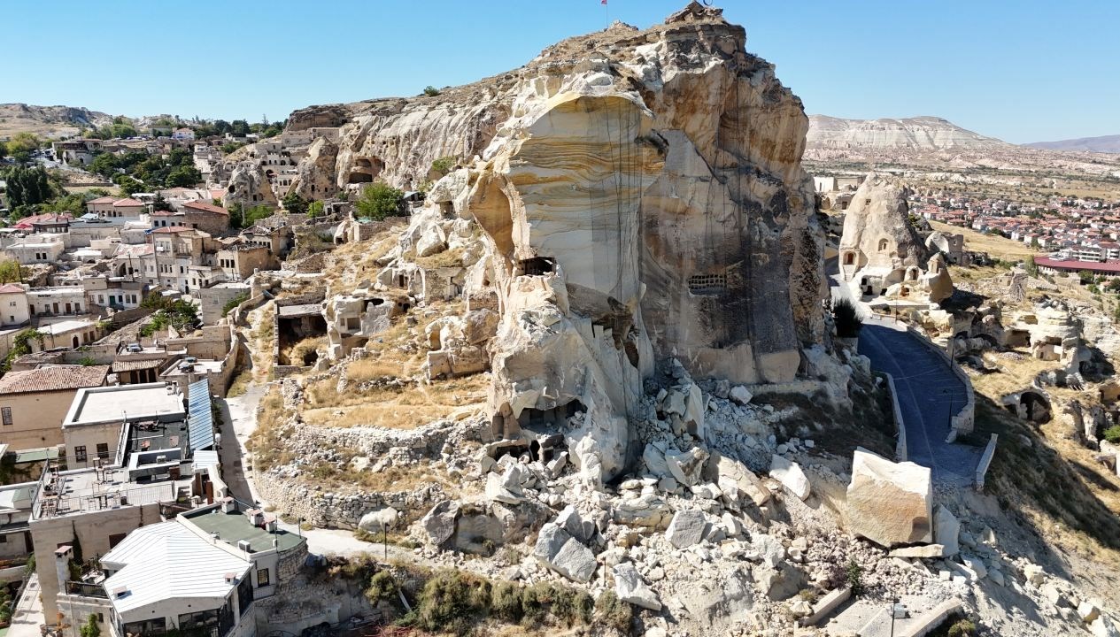 nevsehirde kadikalesinden kopan kaya parcasi dustu KSBGmcad