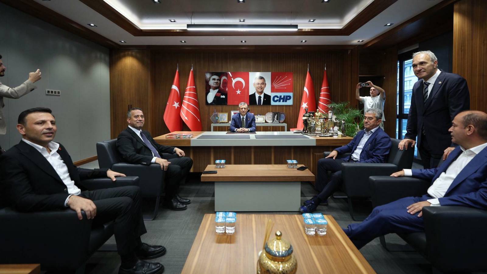 ozgur ozel chpnin binalarina cokulurken sessiz kalanlara sesleniyorum sira sana geldiginde is isten gecmis olacak phZuFwNE