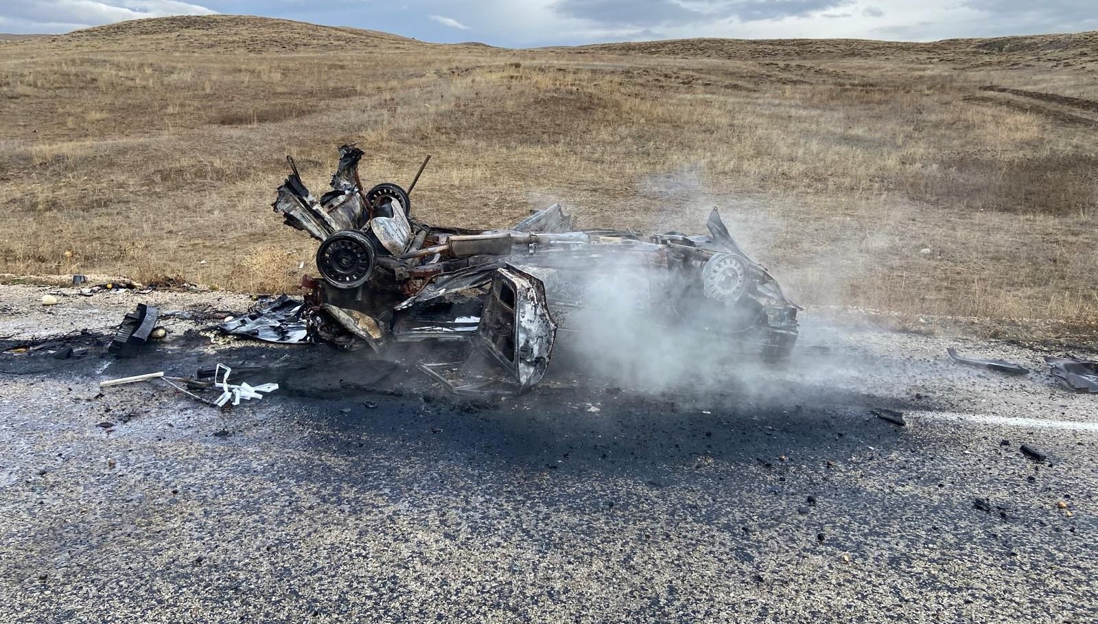 bayburtta otomobil sarampole devrildi bir can kaybi var KOruy9uj