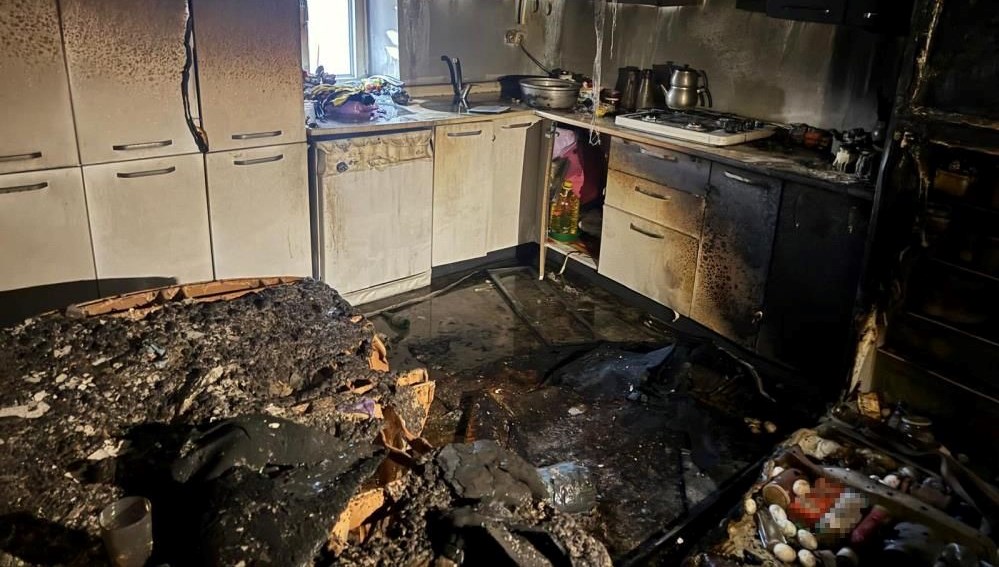 boluda mutfakta baslayan yangin evi yakti anGxxGyE