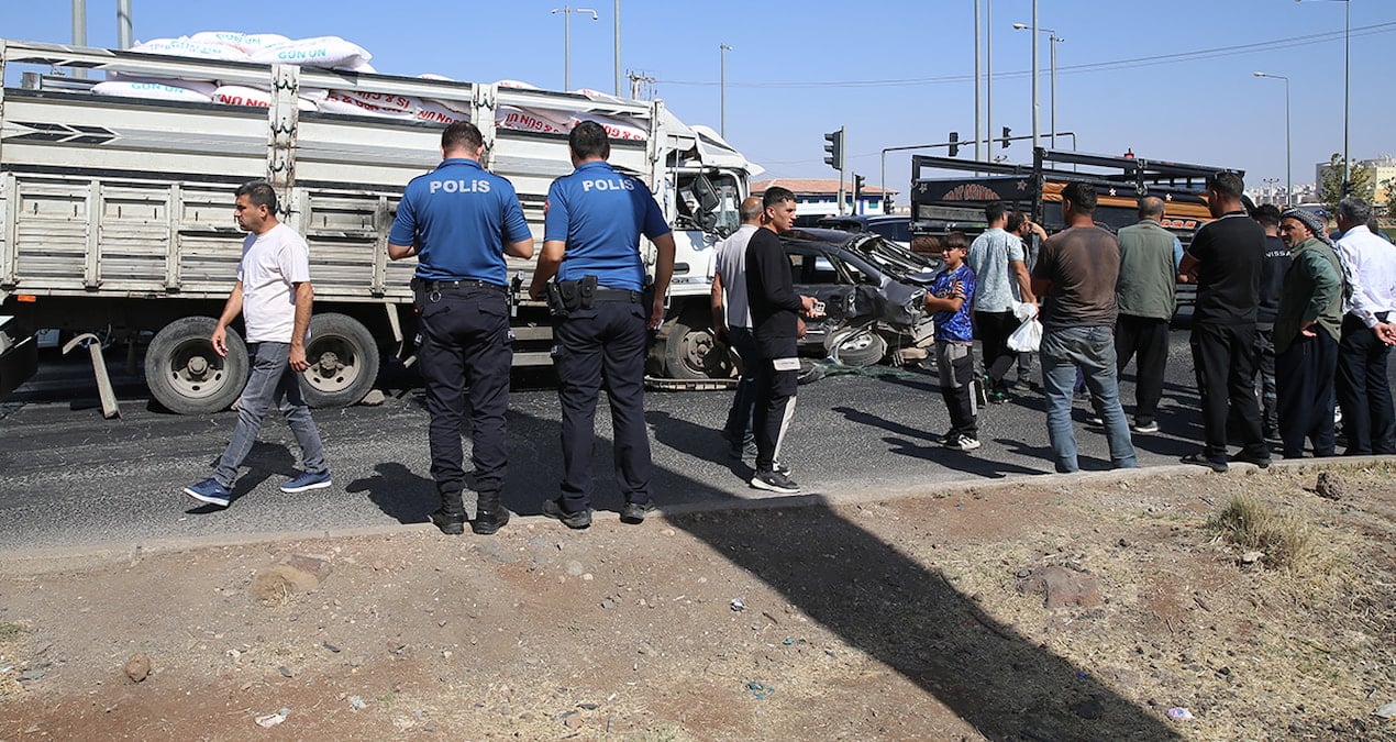 diyarbakirda zincirleme trafik kazasi 12 kisi yaralandi 28YVudYn