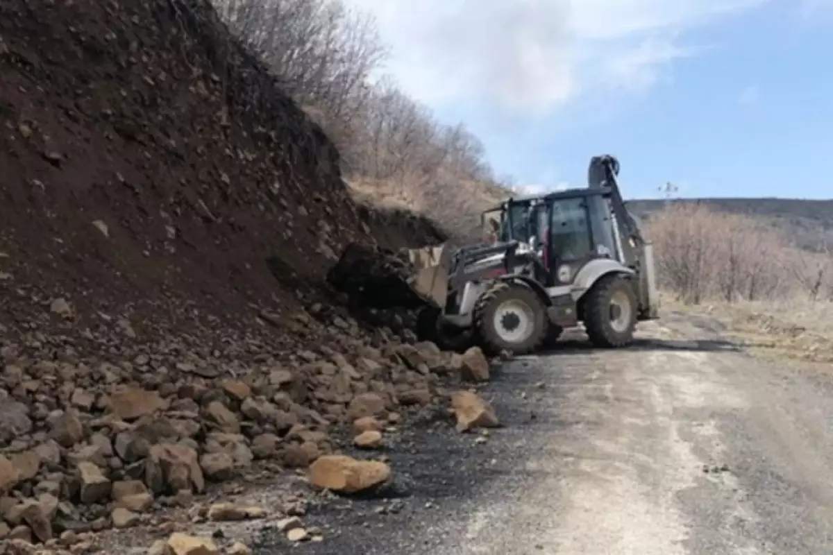 dortyolda toprak kaymasi kepce operatoru hayatini kaybetti BVzBFX3a