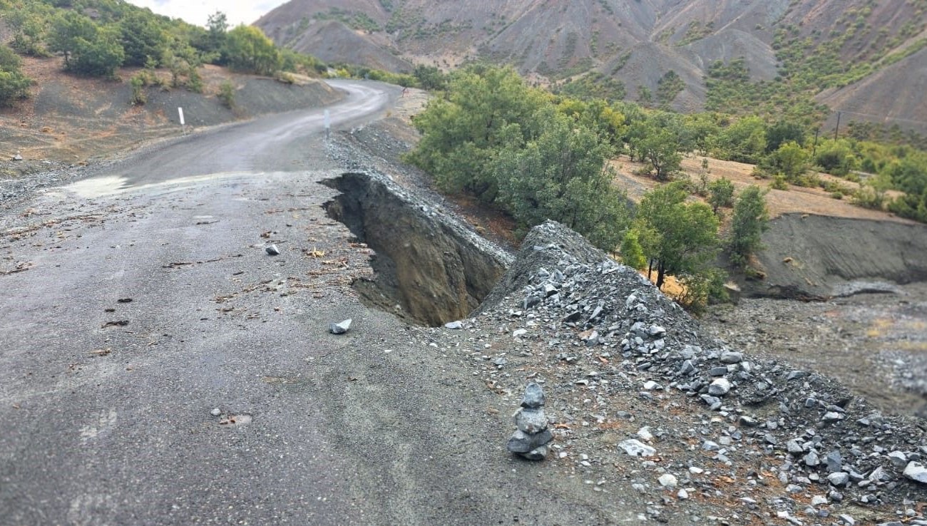 elazigda koy yolunda cokme fH92MLS6.jpg