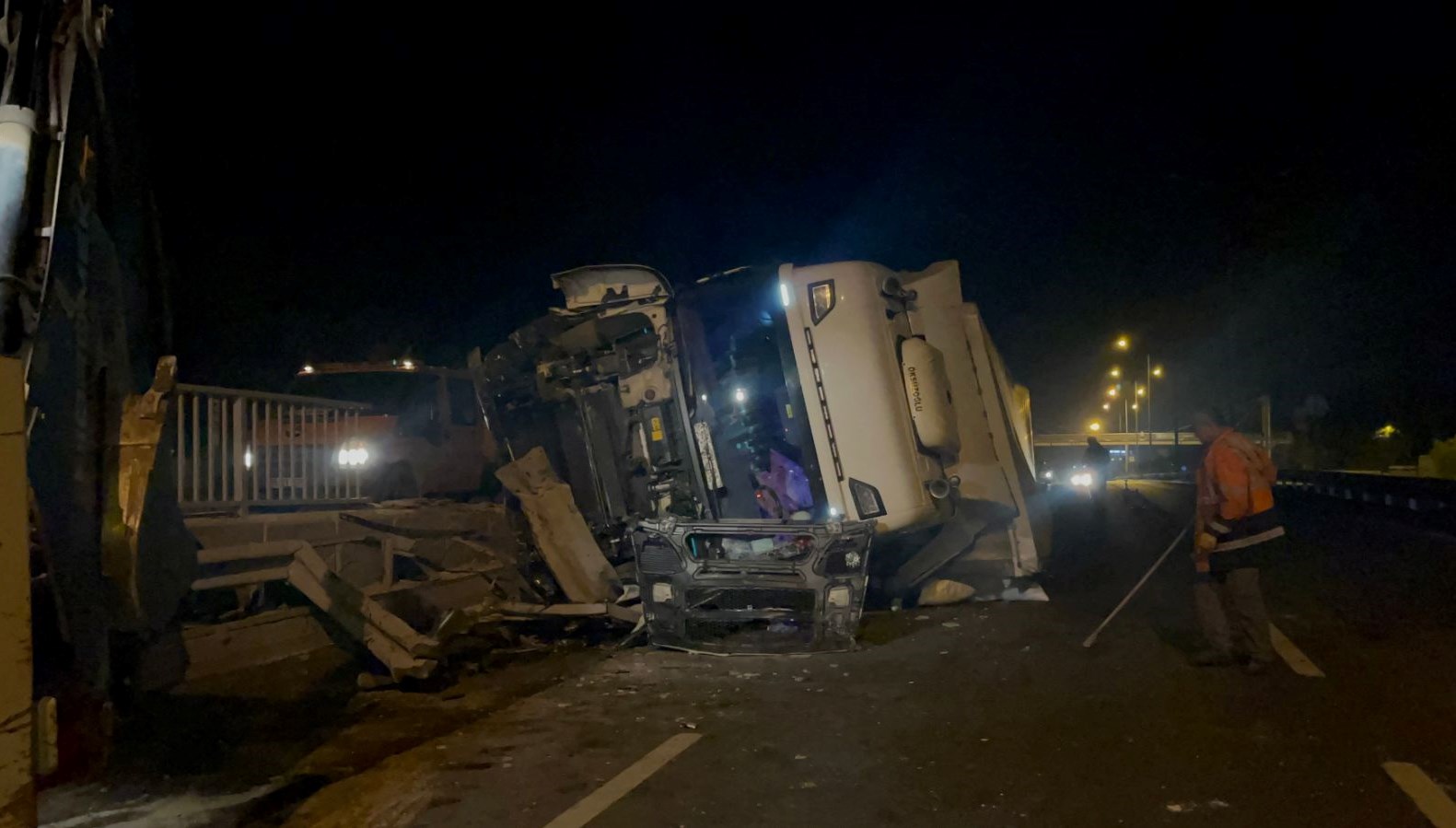 eskisehir ankara yolunda tir devrildi ulasimda aksama yasandi YslMv8W9.jpg
