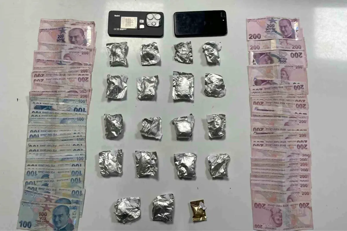 sislide polis uygulamasinda uyusturucu ve para ele gecirildi Xnkt5Z6O.jpg