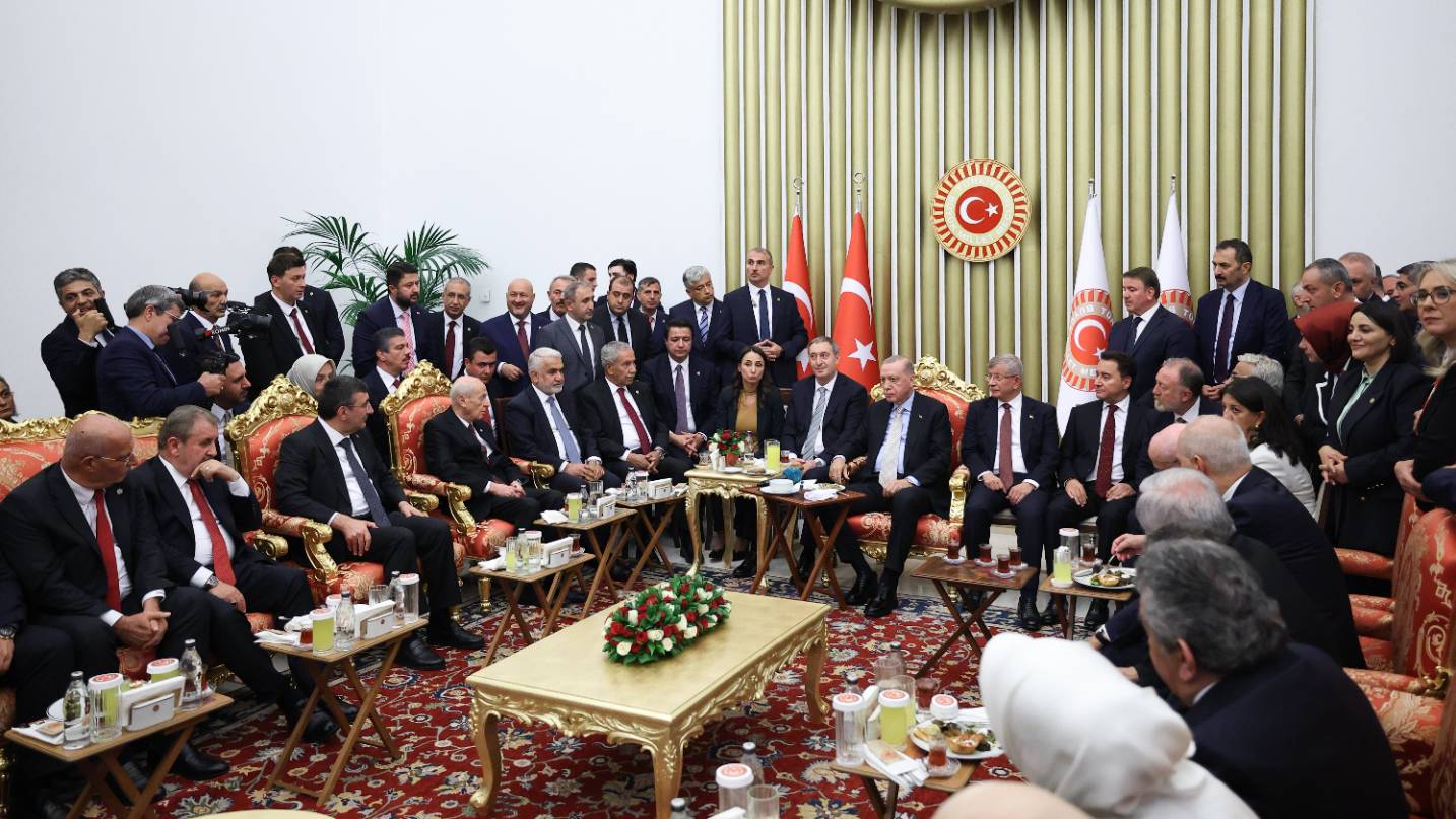 yeni yol grup baskanvekili ozdagdan meclis resepsiyonundaki o fotografla ilgili elestirilere yanit turkiyenin isi bu mu 534ymuhq