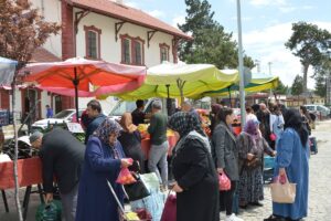 Havza’da Meyve Sebze Satıcısından Selzedelere Yarı Fiyatla Destek