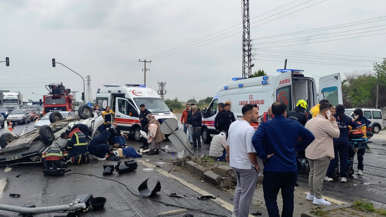 Aydın’da Trafik Kazası: Refüje Çarpan Araç Takla Attı, 5 Yaralı