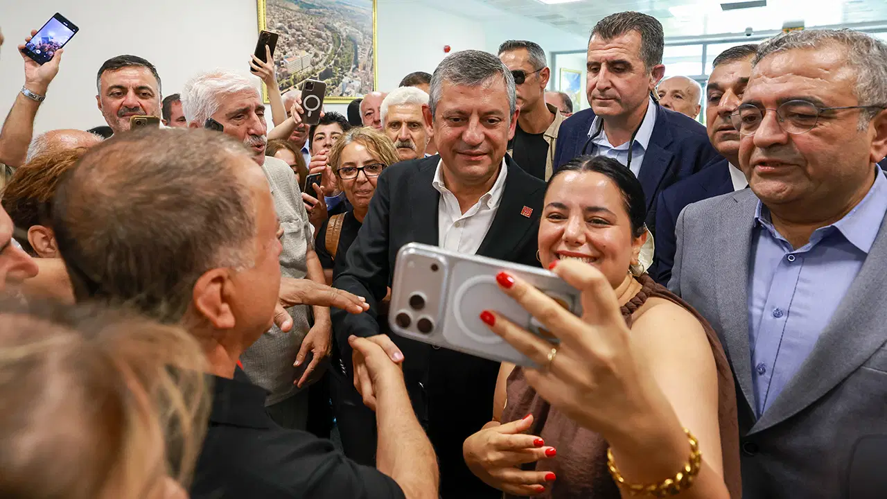 Özgür Özel Diyarbakır’da: Havalimanında zılgıtlarla karşılandı